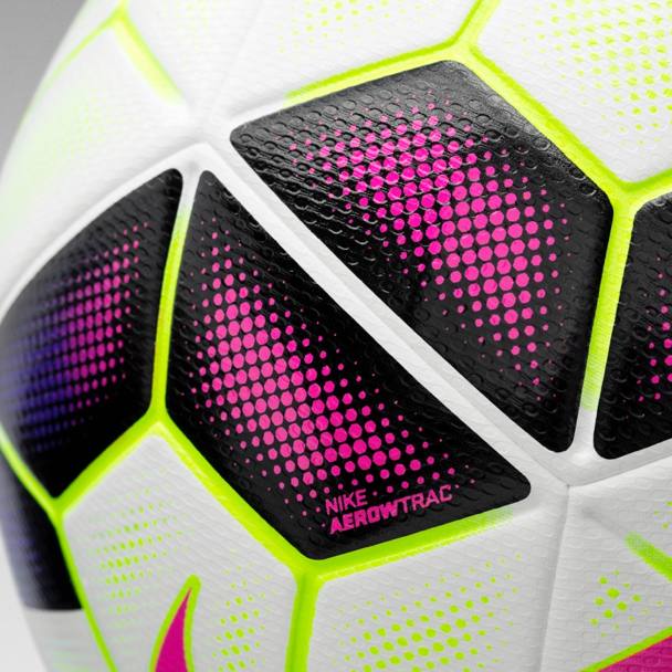 Il pallone Nike Ordem  stato progettato e realizzato per garantire una sensibilit elevatissima e una risposta esplosiva del piede. Il pallone  composto da 12 pannelli termosaldati in un sistema costituito da un rivestimento esterno a tre strati e una camera d’aria in lattice di carbonio fluttuante, avvolta da una membrana di poliestere